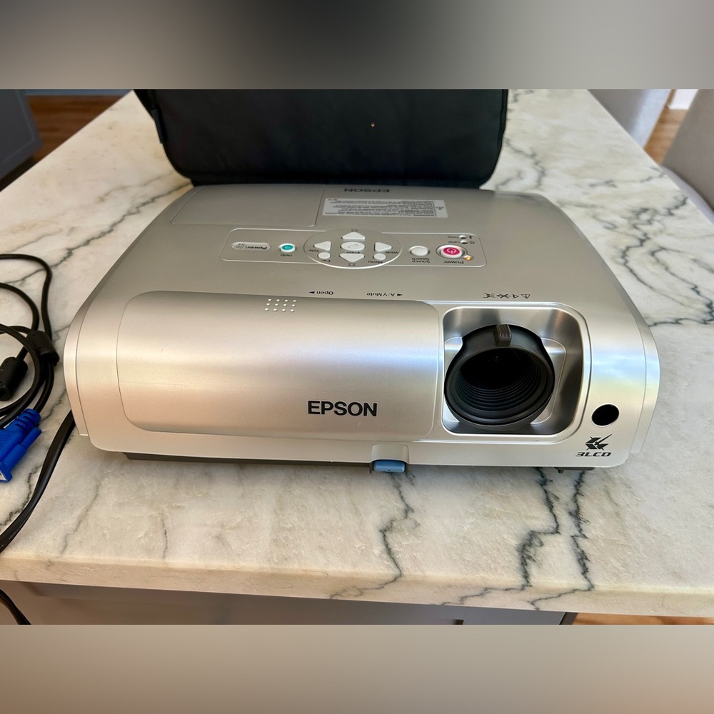 Epson LCD Projector model EMP: S4 with Black Carry Case and Power cables - Picture 8 of 13